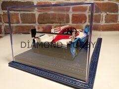 1/18 ÖLÇEK 'LACİVET DERİ MAVİ DİKİŞ' TABANLI PELKSİ KUTU.CASE