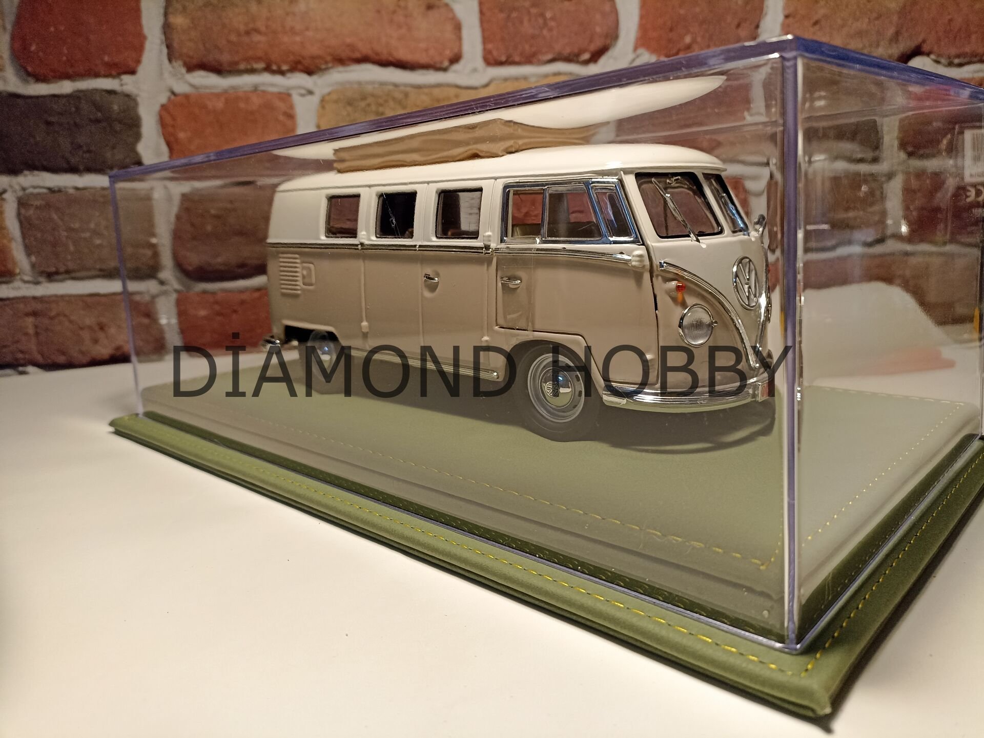 PLEKSİ SERGİ KUTUSU.. 1/18 ÖLÇEK DERİ TABANLI