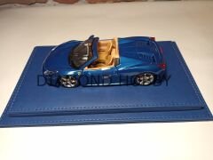1/24 ÖLÇEK 'MAVİ DERİ ÜZERİNE,MAVİ İPLİK DİKİŞLİ' PLEKSİ SERGİ KUTUSU,CASE