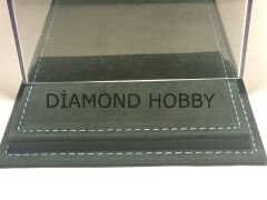 PLEKSİ SERGİ KUTUSU.. 1/18 ÖLÇEK DERİ TABANL