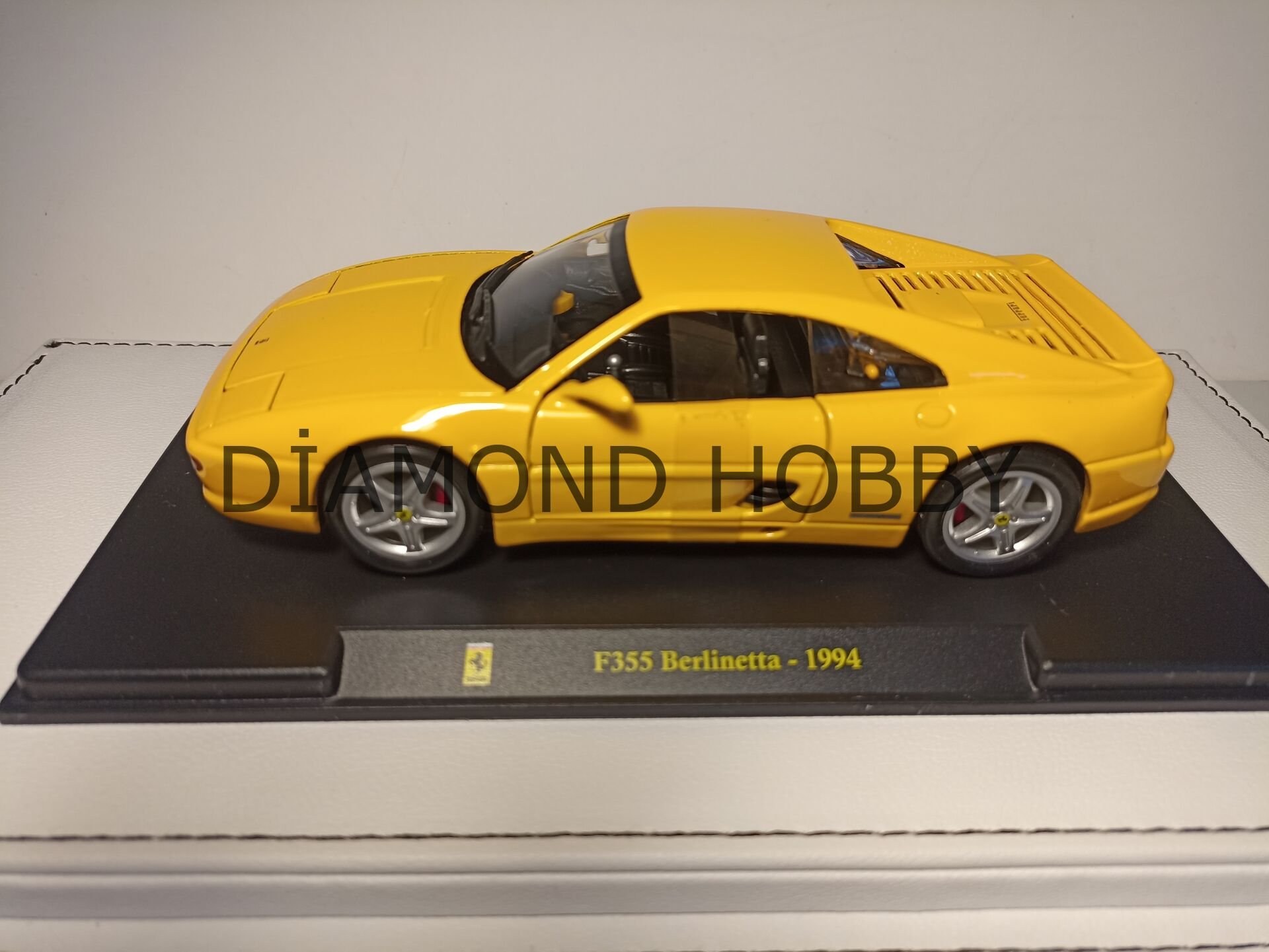 BURAGO 1/24 FERRARİ F355 BERLİNETTA -1994 (SARI)
